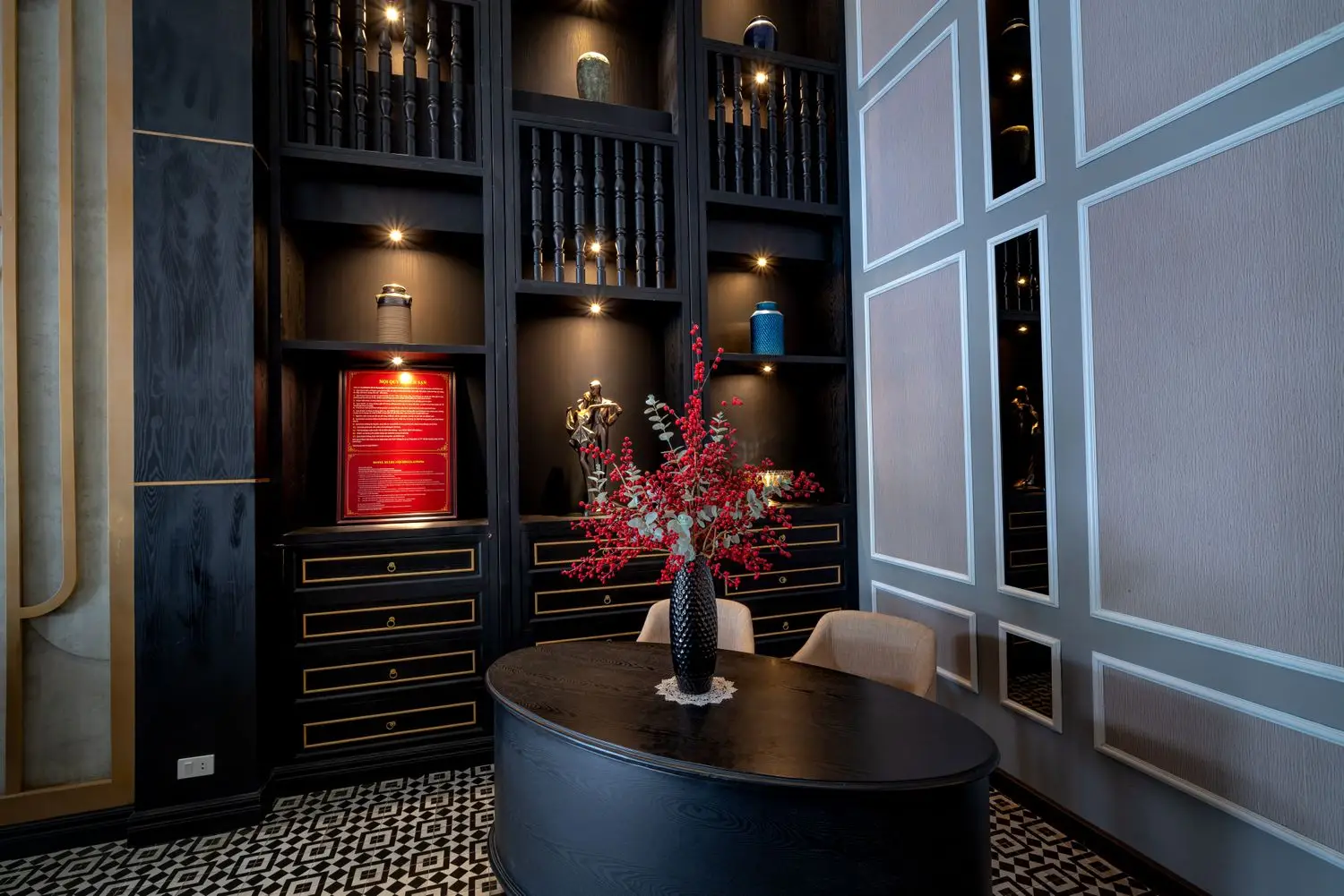 Temen eleganten salon v notranjosti hotela