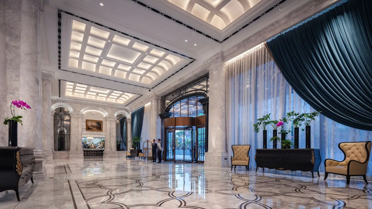 Svetel hotelski sprejemni prostor