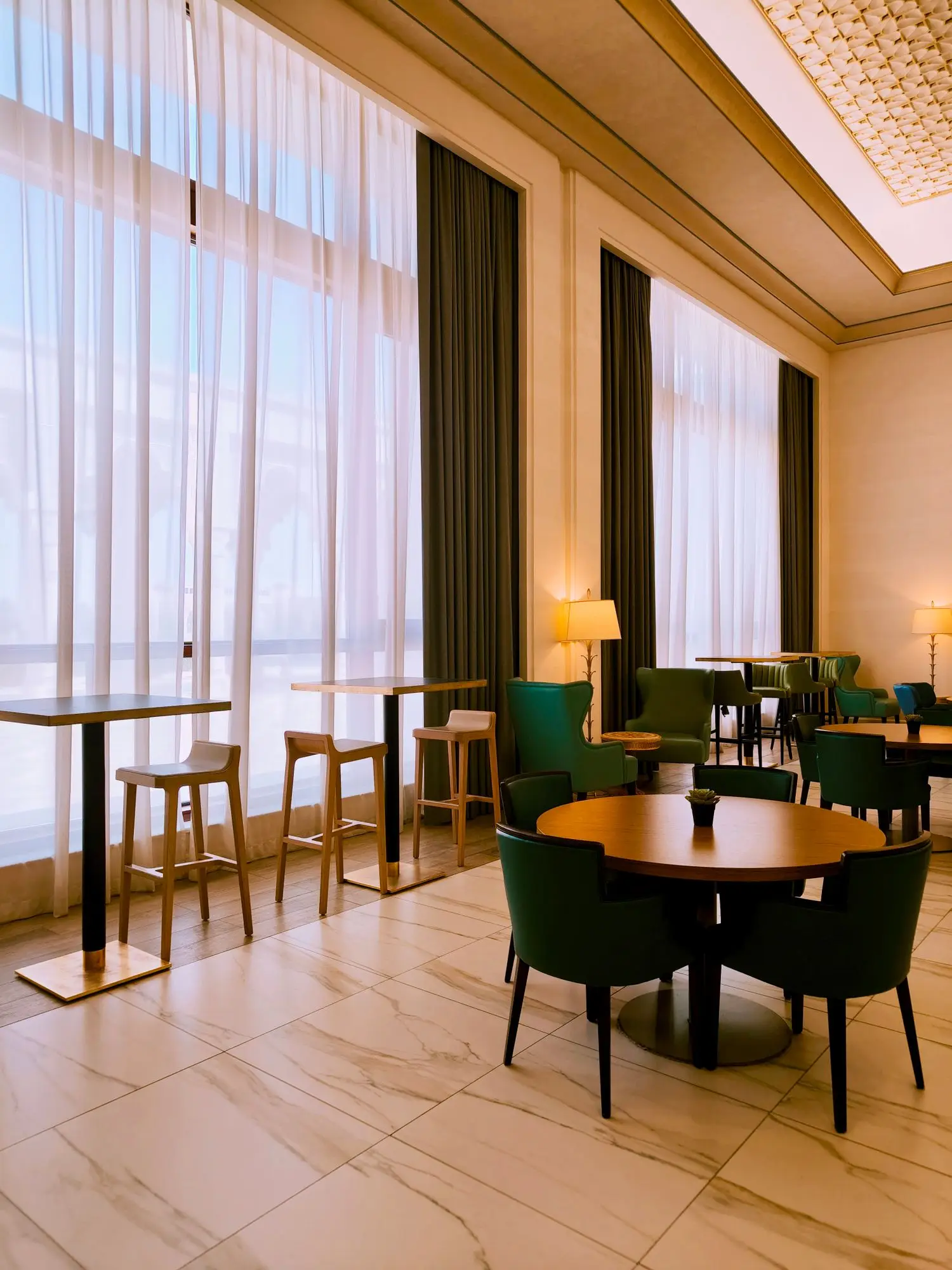 Svetel hotelski prostor z velikimi okni