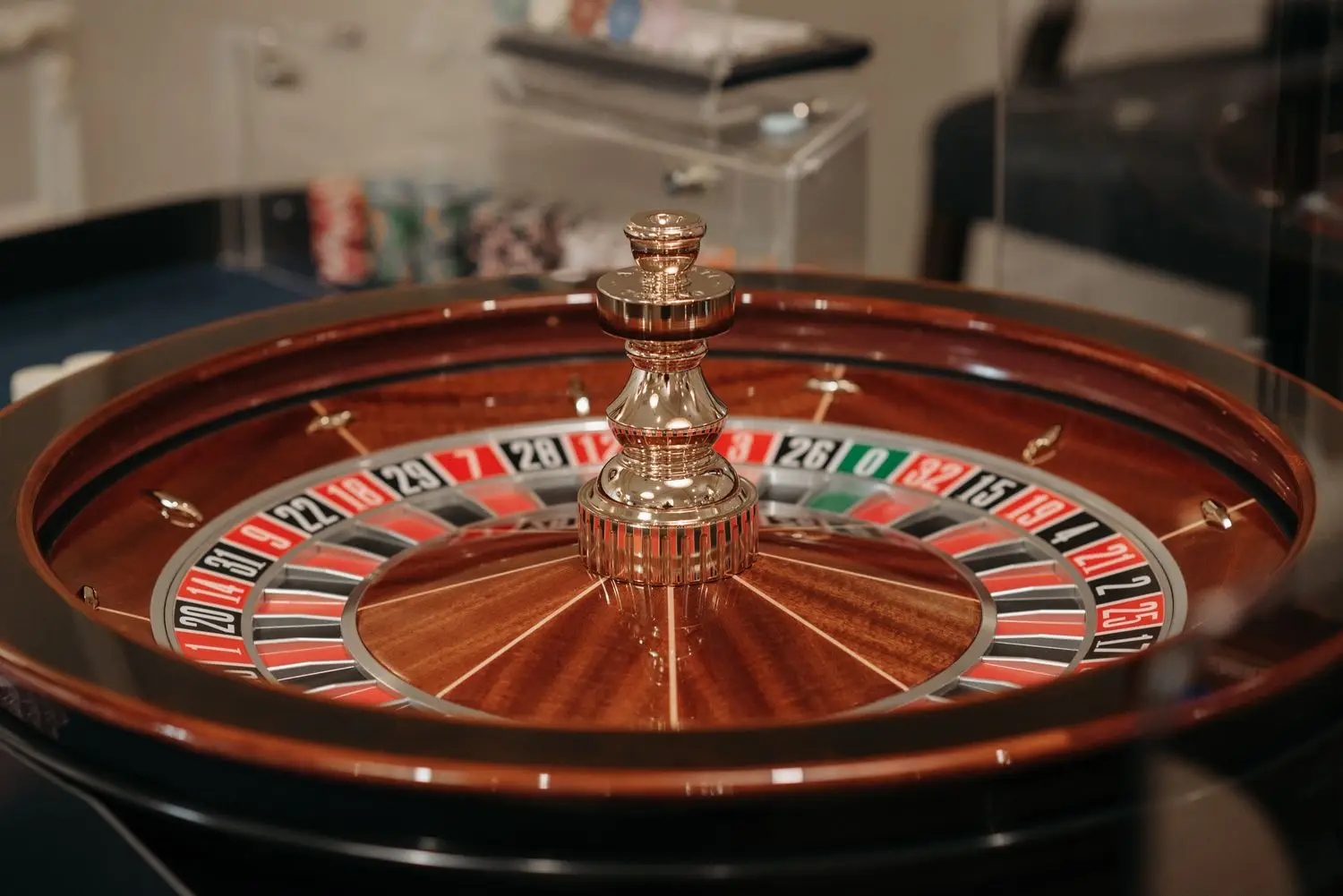 Ruletna miza v casino prostoru